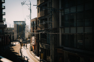 繁忙中的宁静街头 错综光影的日本街头