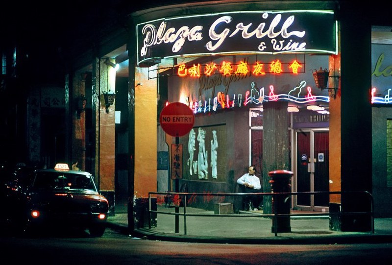 霓虹点亮的神秘之夜 70年代的怀旧香港