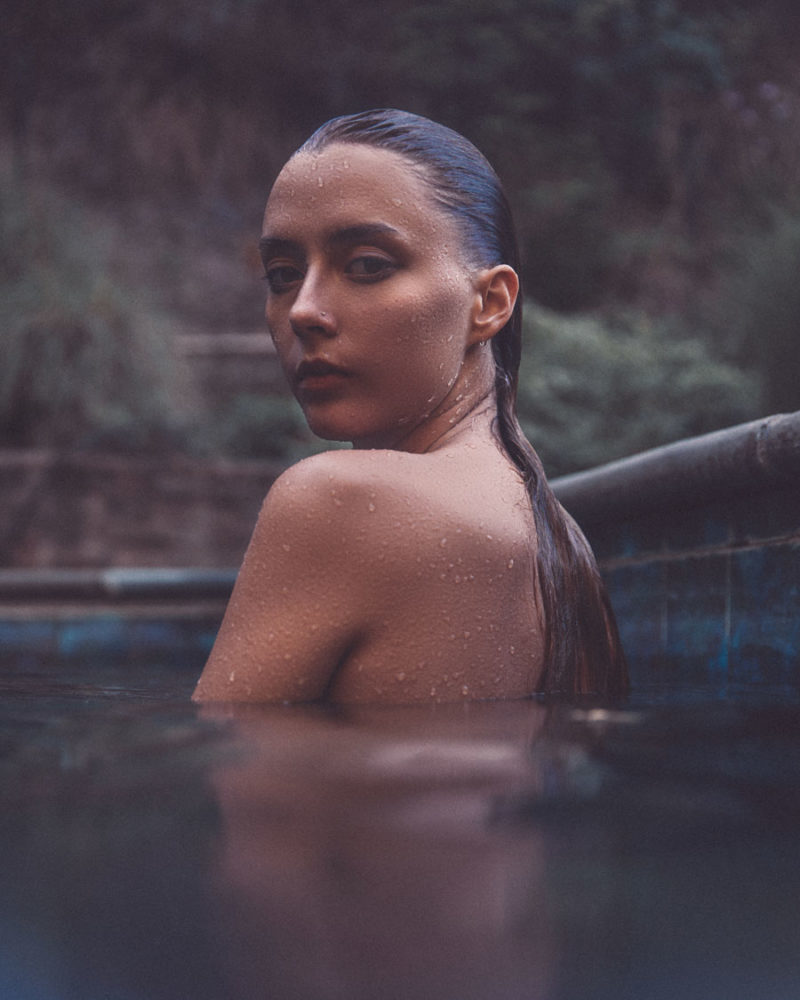 湛蓝水下的柔软身姿 泳池里的性感时光