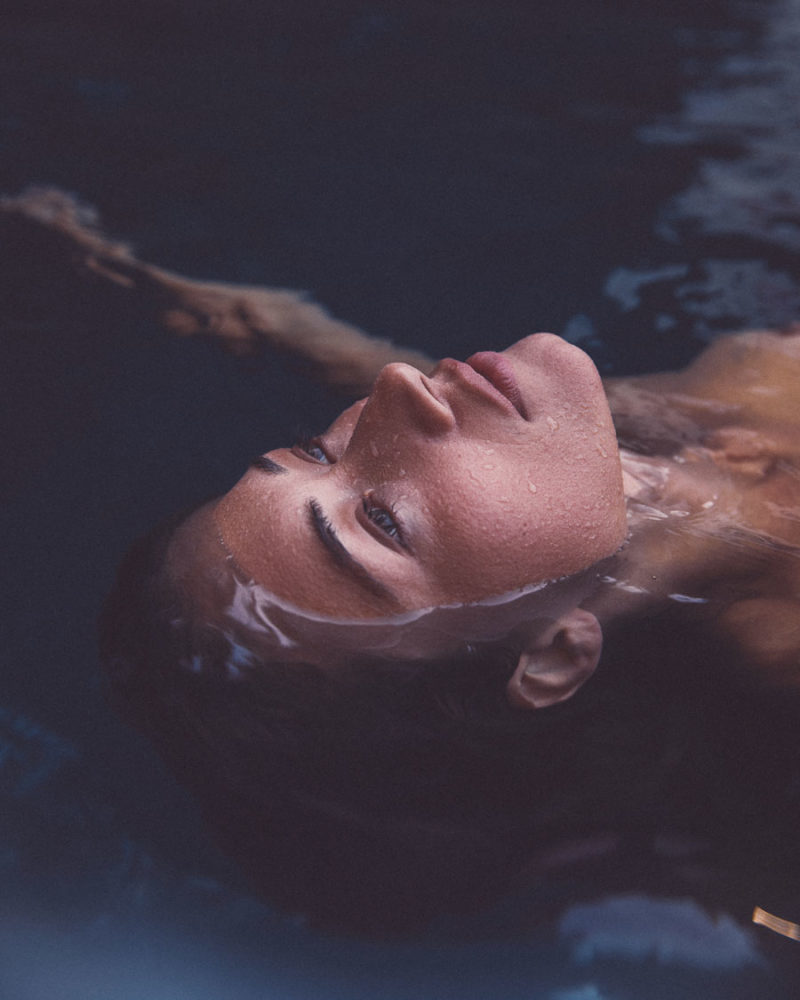 湛蓝水下的柔软身姿 泳池里的性感时光