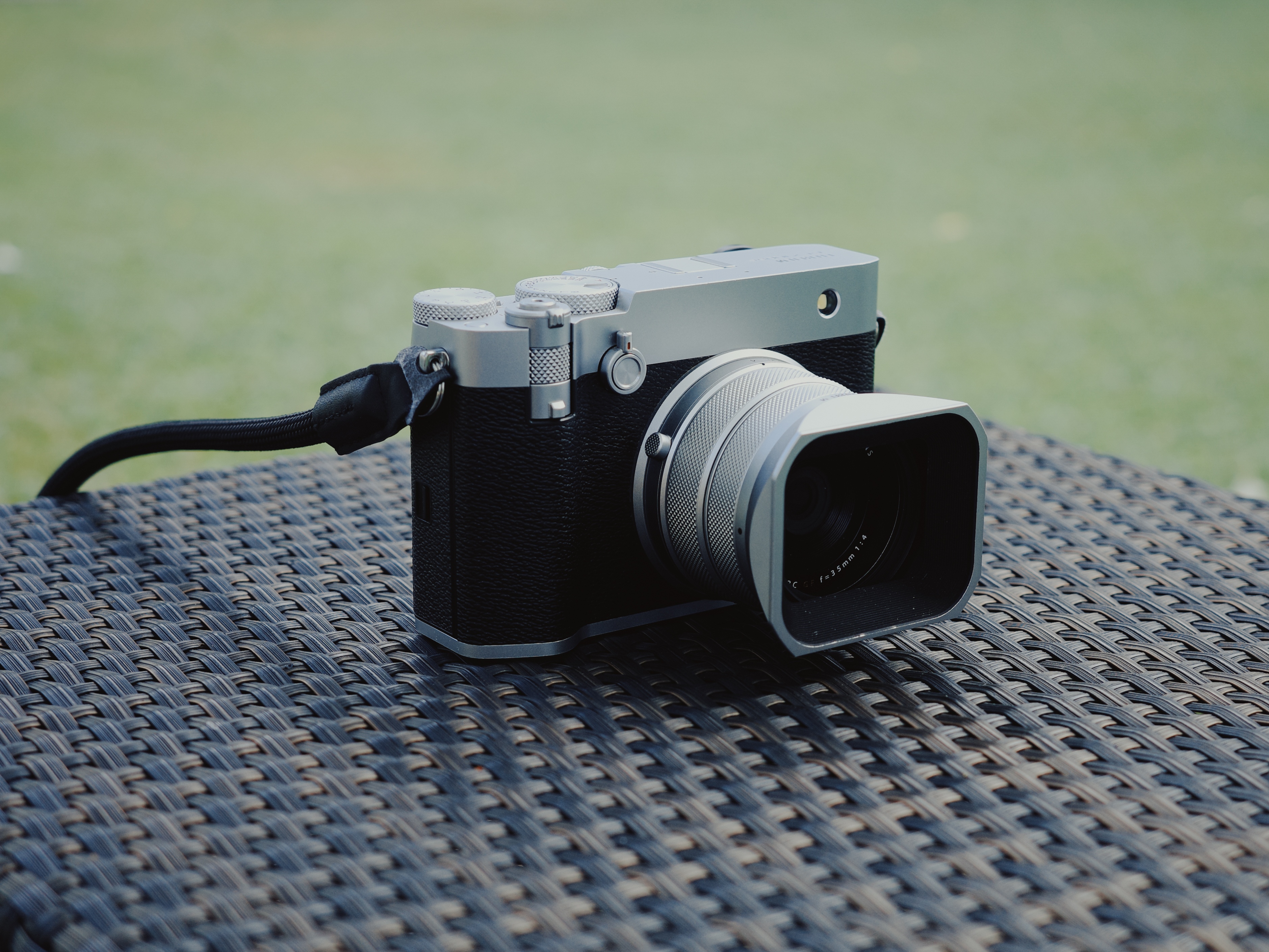 28mmF4的中画幅，是富士的“陷阱”还是扫街的“甜品”？