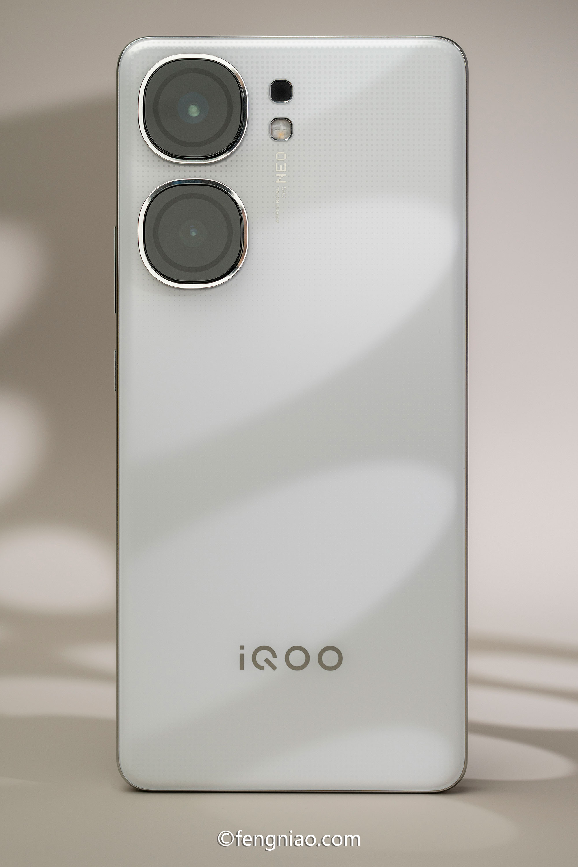 尽显纯白质感机身 iQOO Neo9S Pro+星曜白配色图赏