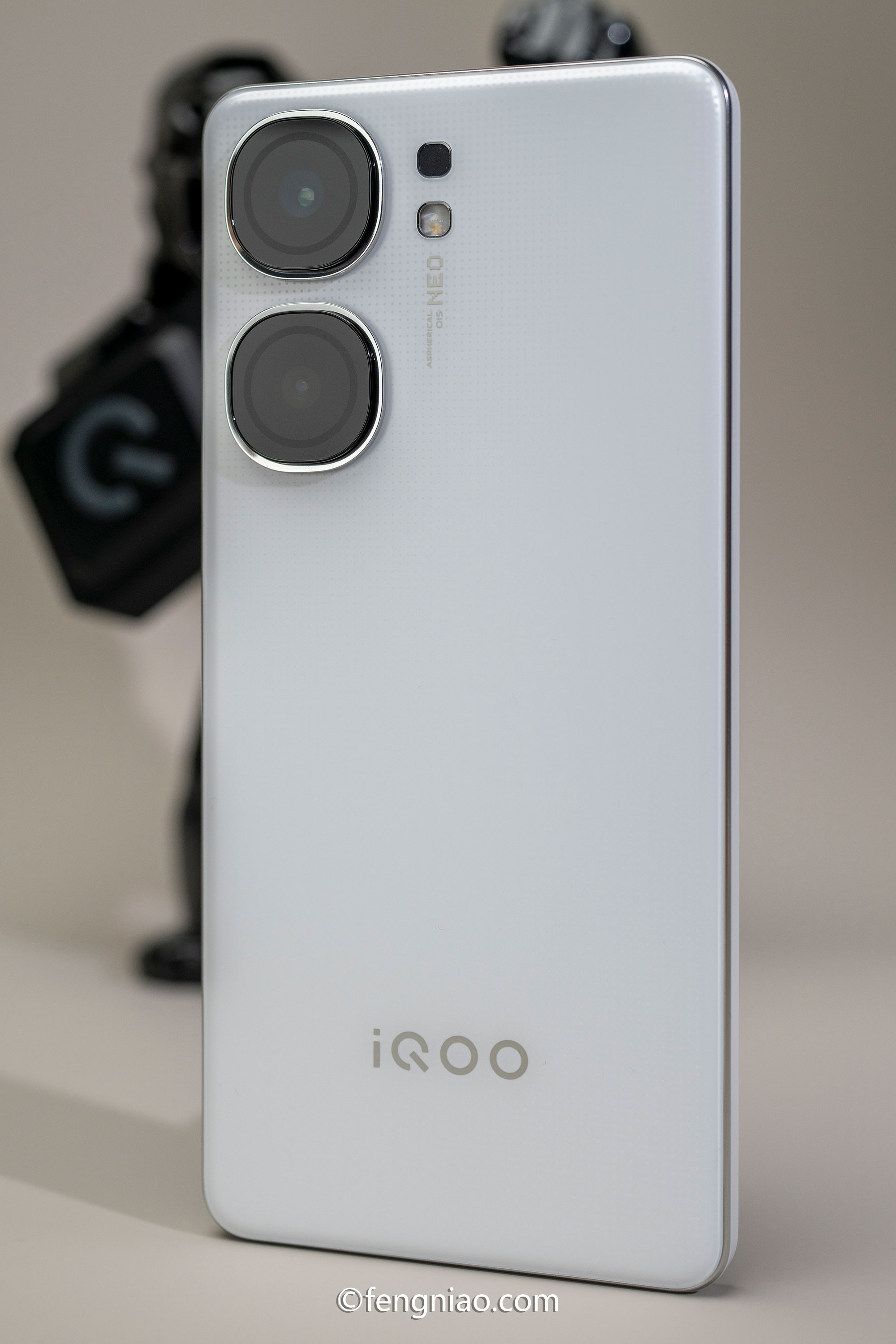 尽显纯白质感机身 iQOO Neo9S Pro+星曜白配色图赏