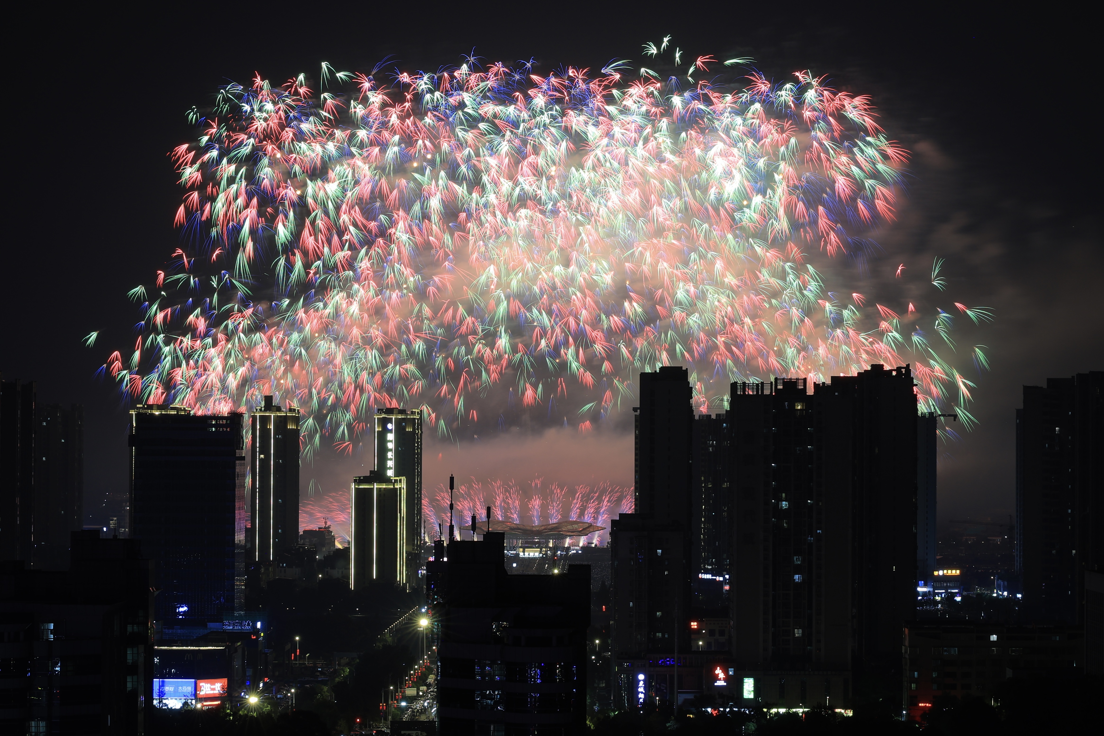 ��ӰΪī���̻�Ϊʫ ����EOS R6 Mark II��RF24-105mm F2.8 L IS USM Z����2025����̻�ҹ