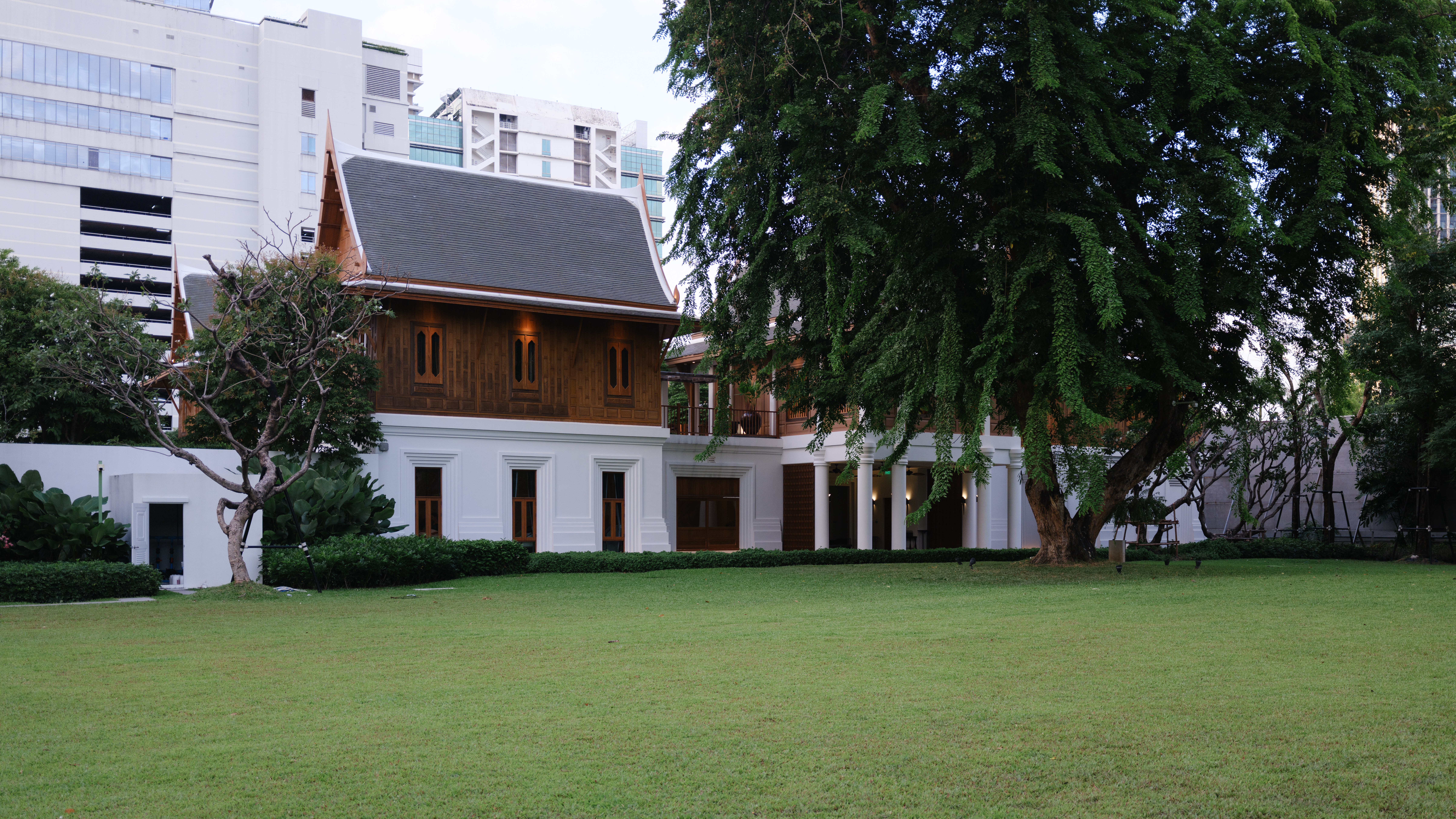 28mmF4的中画幅，是富士的“陷阱”还是扫街的“甜品”？