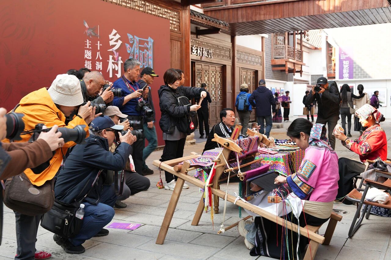 ��Խɽ�����Ի������������й����żҽ硱�����������Ų���Ӱ��չ��ɽˮʤ������Ļ