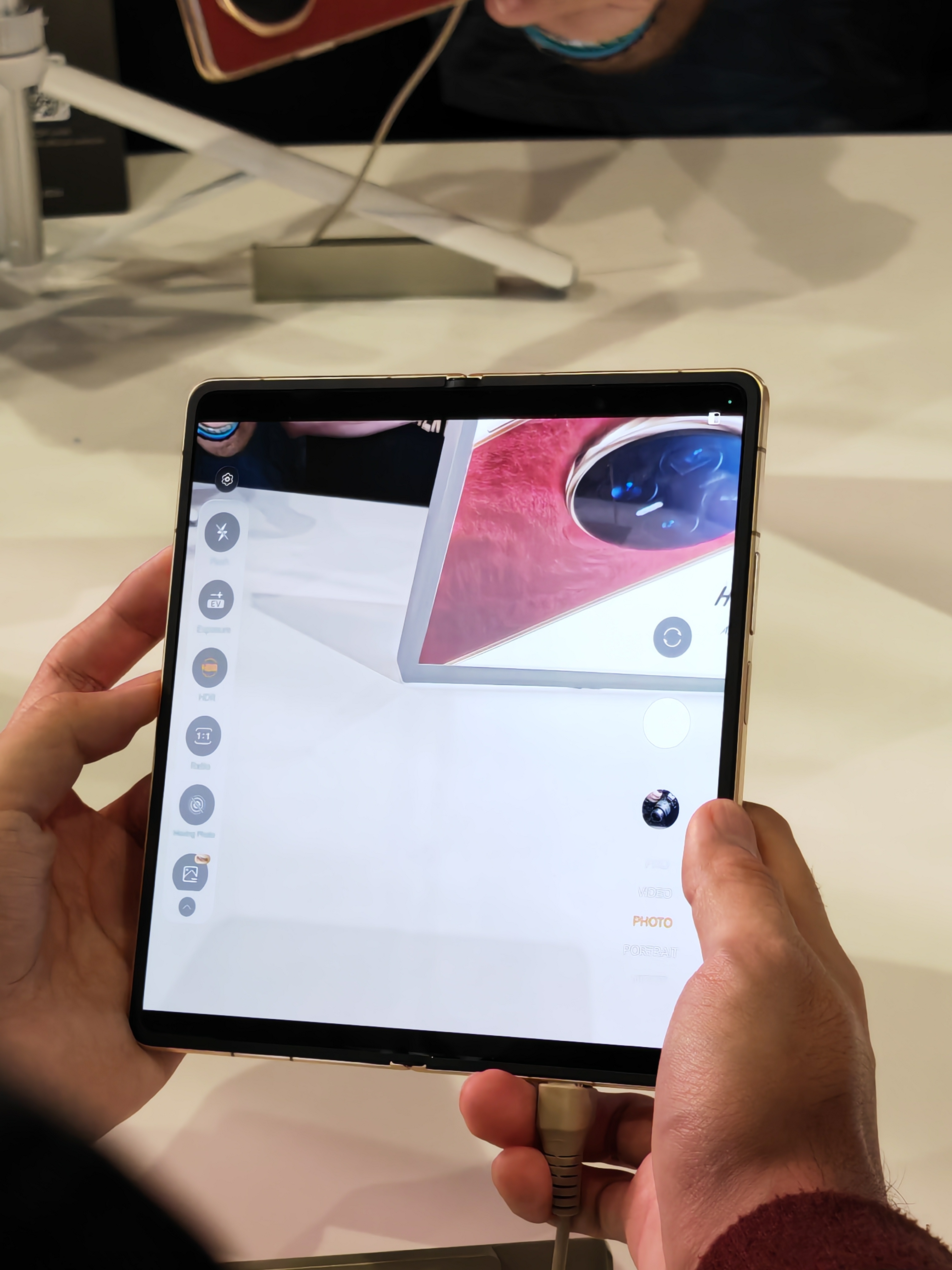 ��ҫMagic V6 2026MWCȫ���׷� �Կ���������¶����۵��콢