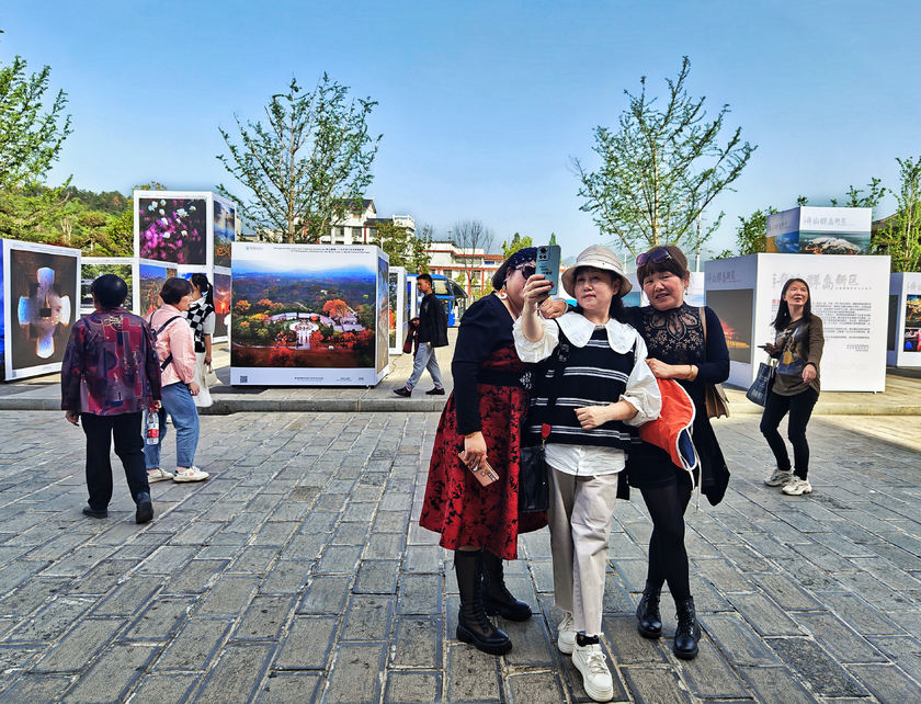 “中国·张家界”第二届世界遗产摄影大展在张家界开幕