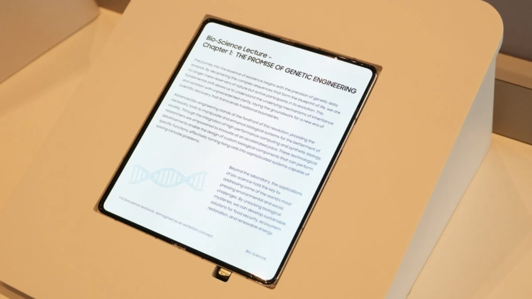 ����չʾ���ۺ��۵�����Ļ ������Z Fold8��iPhone Fold