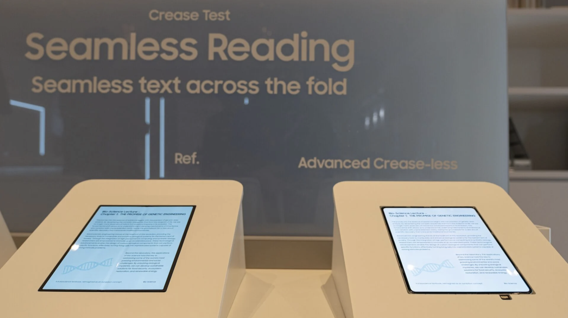 ����չʾ���ۺ��۵�����Ļ ������Z Fold8��iPhone Fold