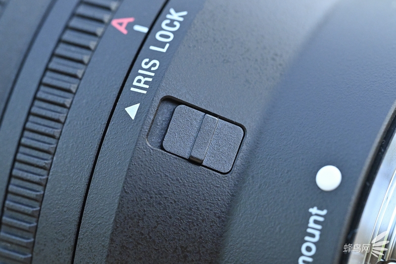 更小巧轻便的标准变焦镜头 索尼SEL2470GM2外观图赏
