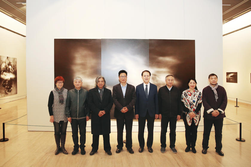 李英杰“太极三部曲·河洛象”摄影展在北京中国美术馆开幕