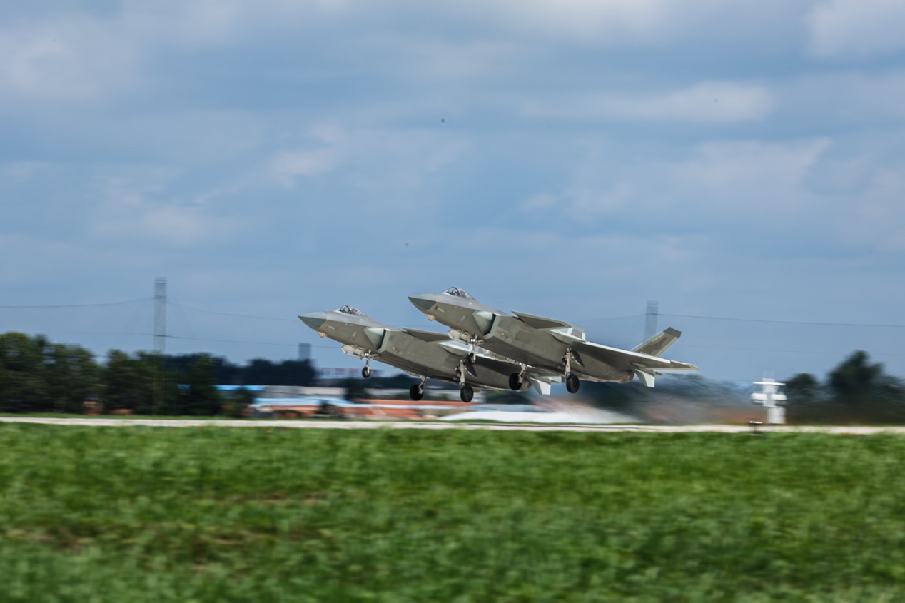 刀尖上的舞者 佳能EOS R3+RF100-300mm/F2.8 航空摄影初体验