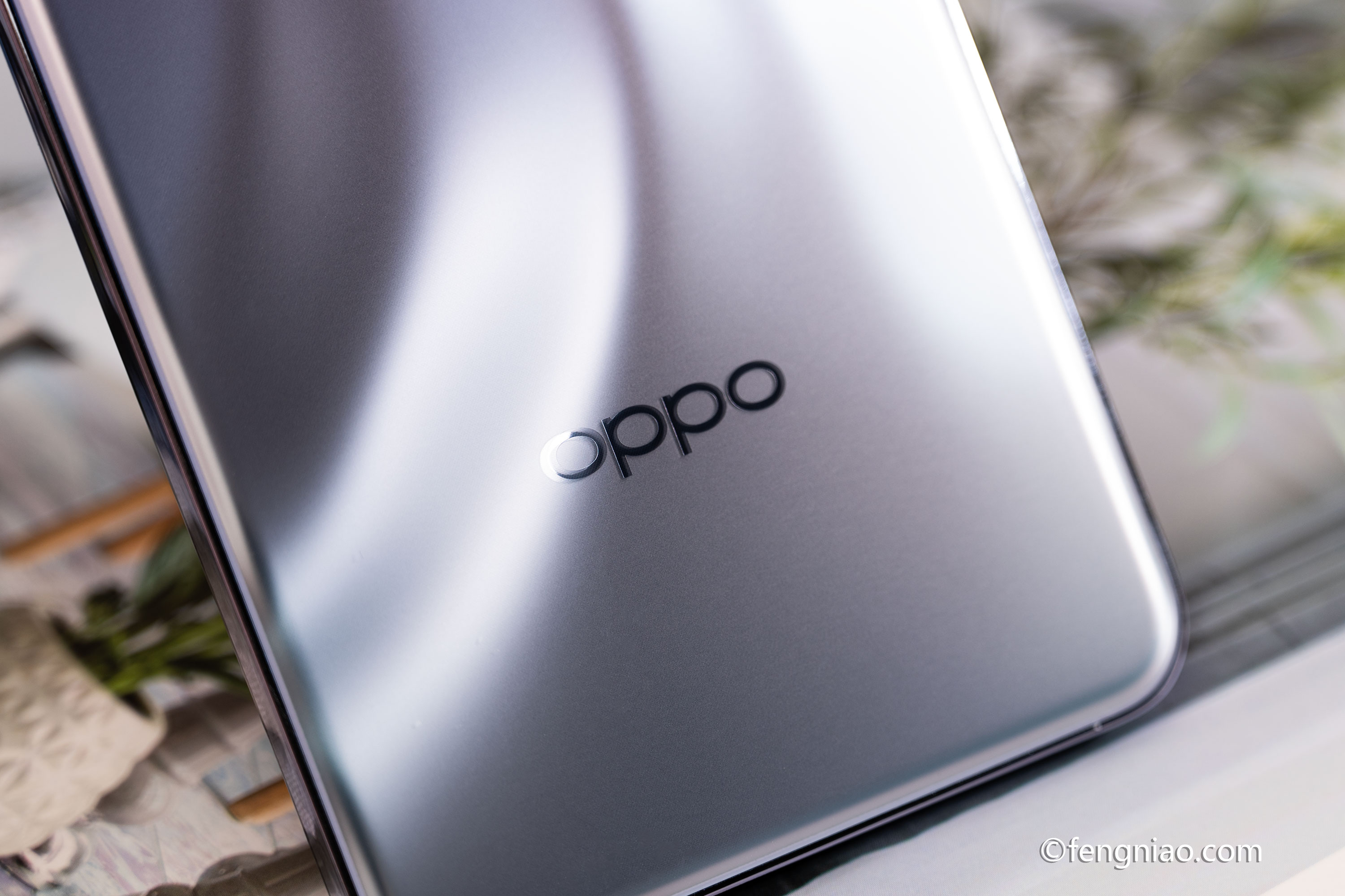 开启超美小直屏新时代 OPPO Reno12 Pro银幻紫配色图赏