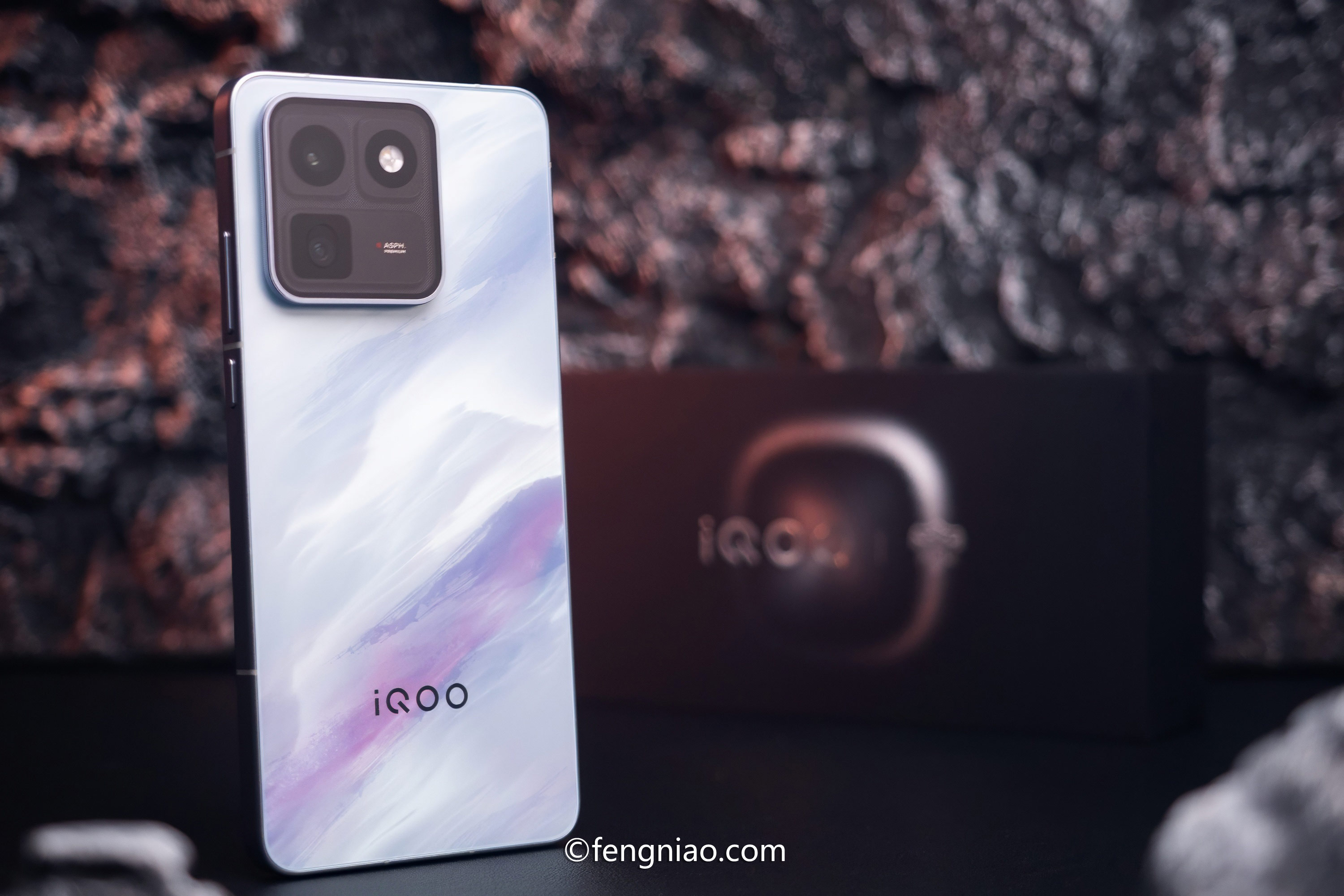 旗舰手感特色满满 iQOO15T青云配色开箱图赏