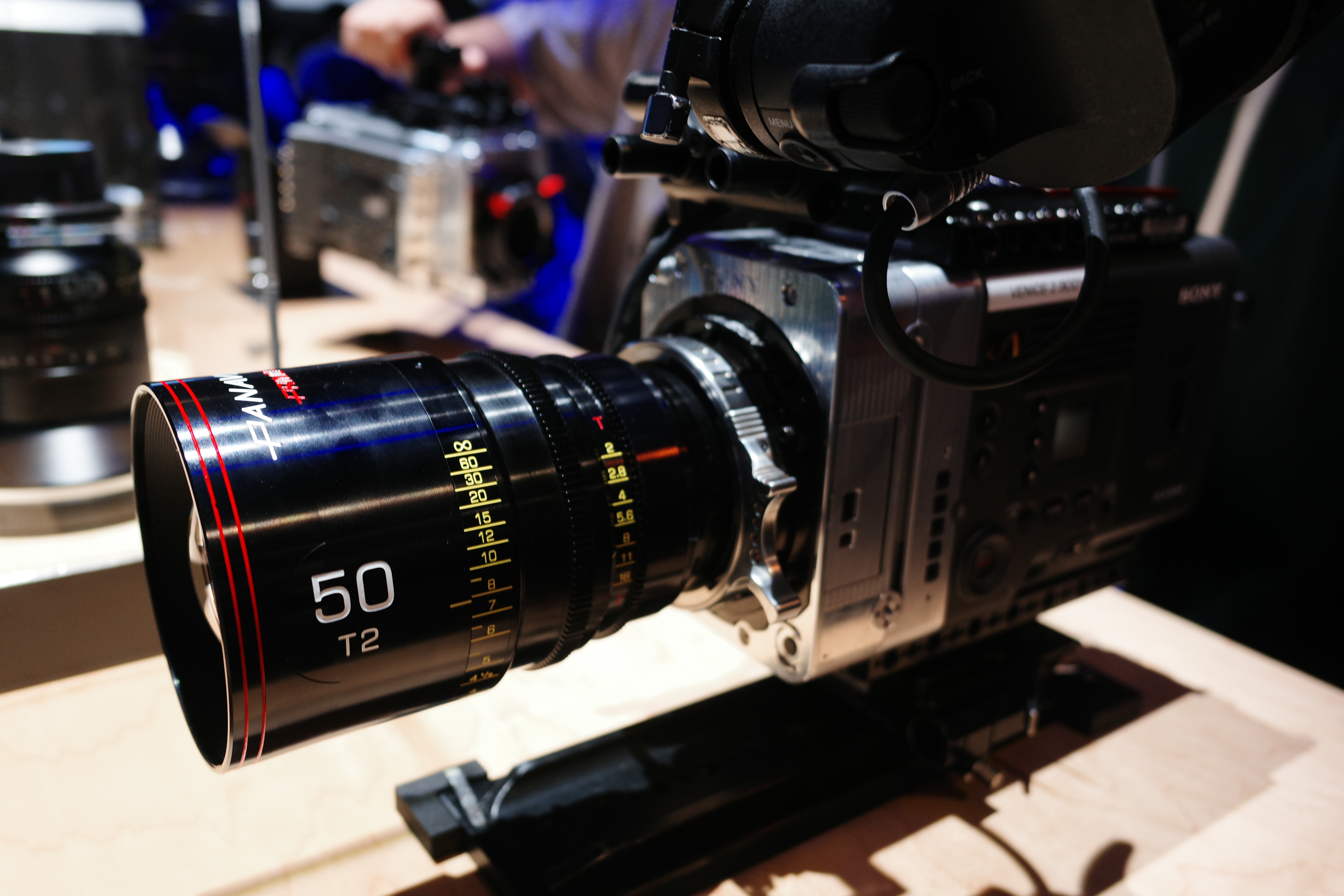  Cine Gear�ֳ��Ի����᣺RIALTO 65��ο���CineAltaV 2��65mm�󻭷��½׶�