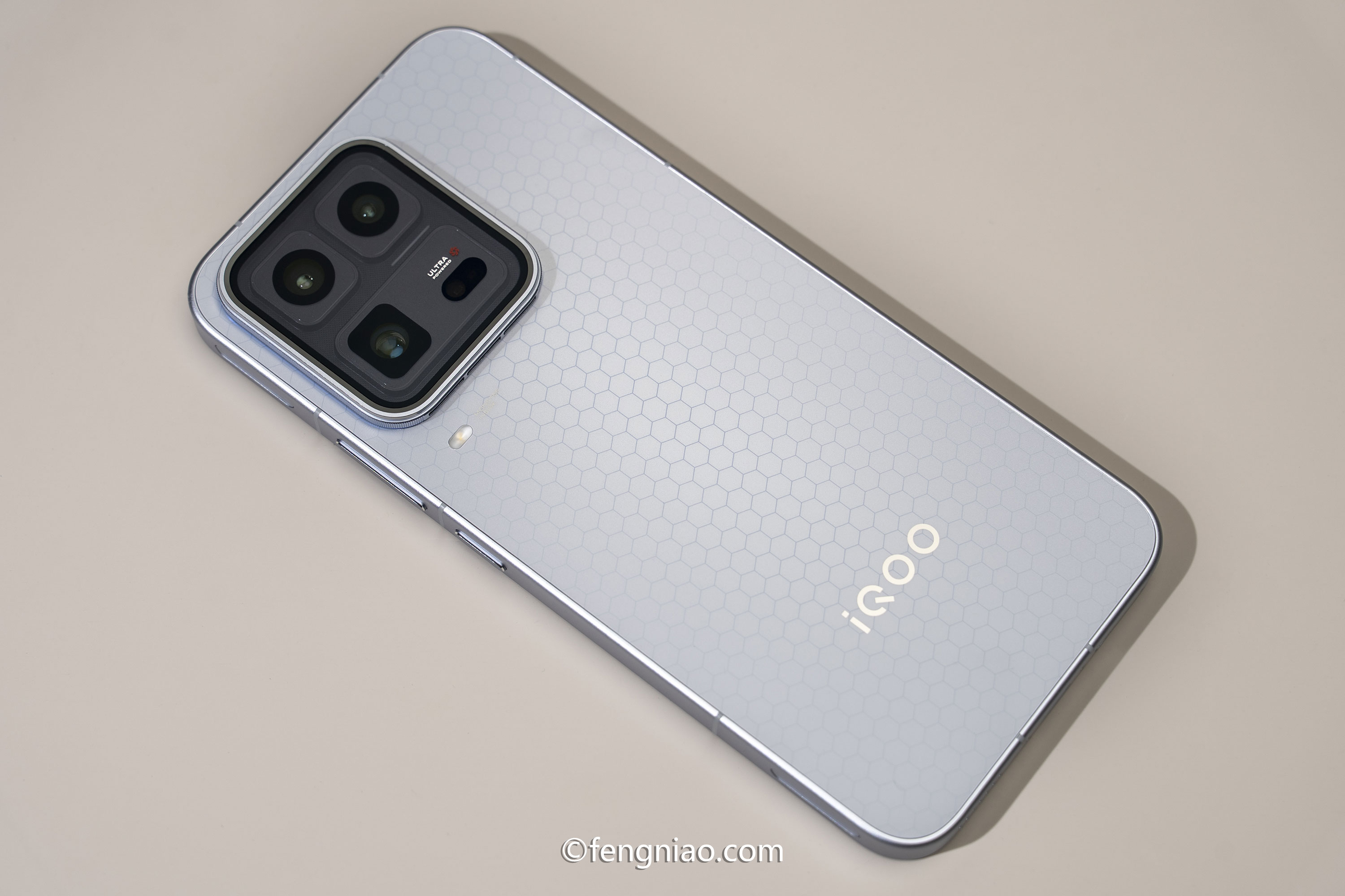 ��Ӱ��ת�������� iQOO 15 Ultra 2049��ɫ����ͼ��