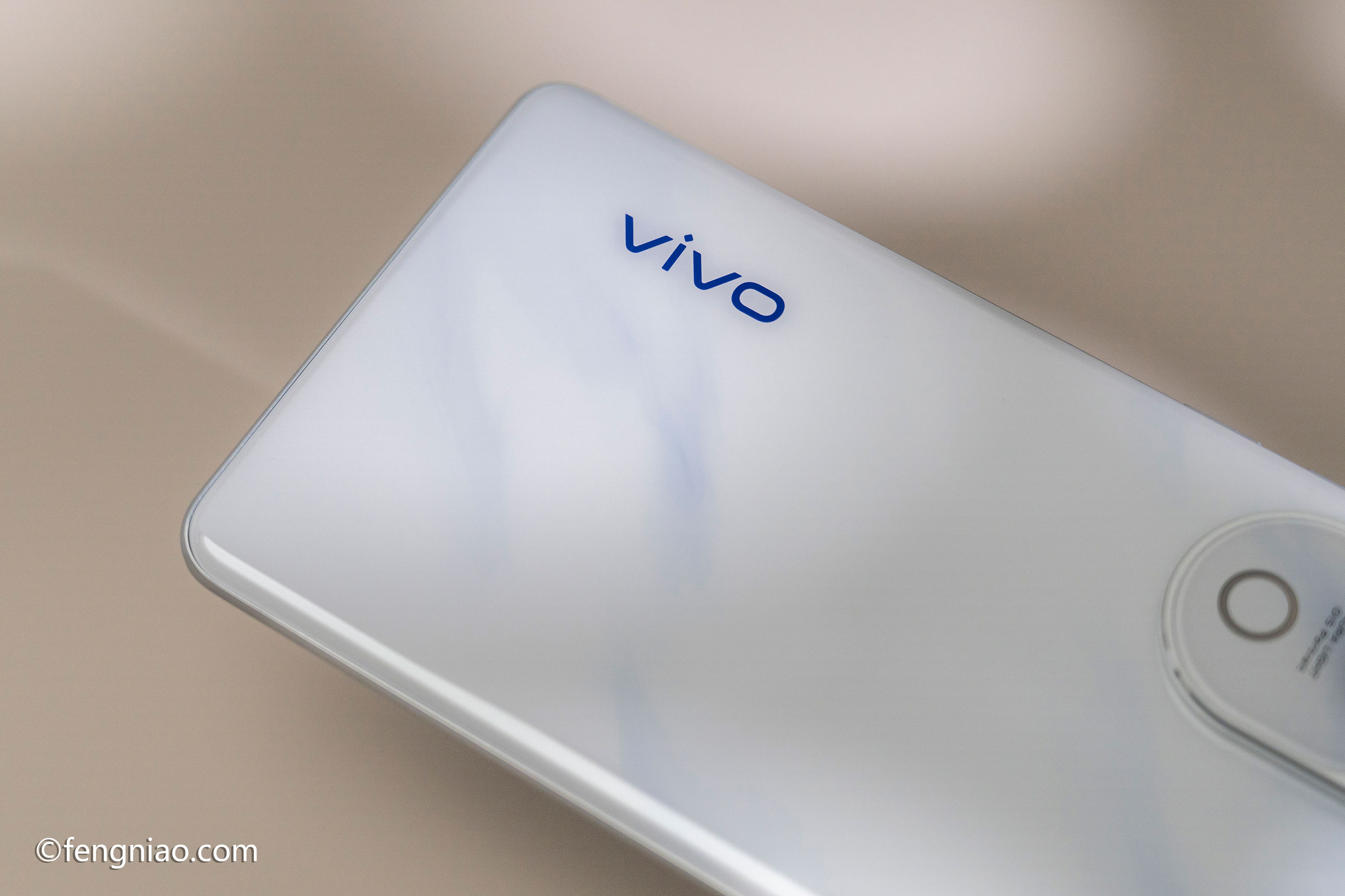 东方美学宇宙再添新成员 vivo S19 Pro烟雨青配色图赏