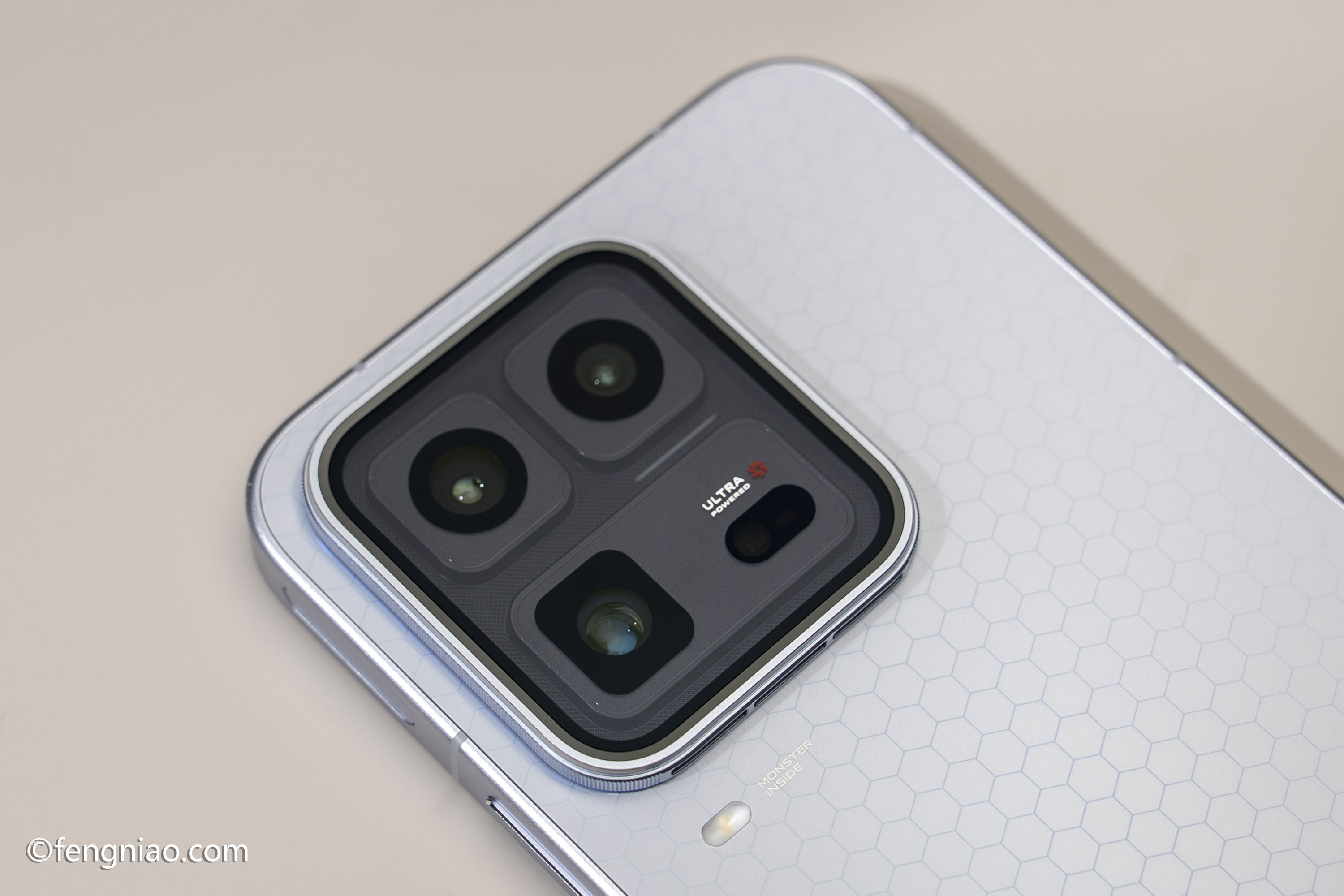 һ��רΪ������Ϸ�����ġ�Ultra���콢 iQOO 15 Ultra����