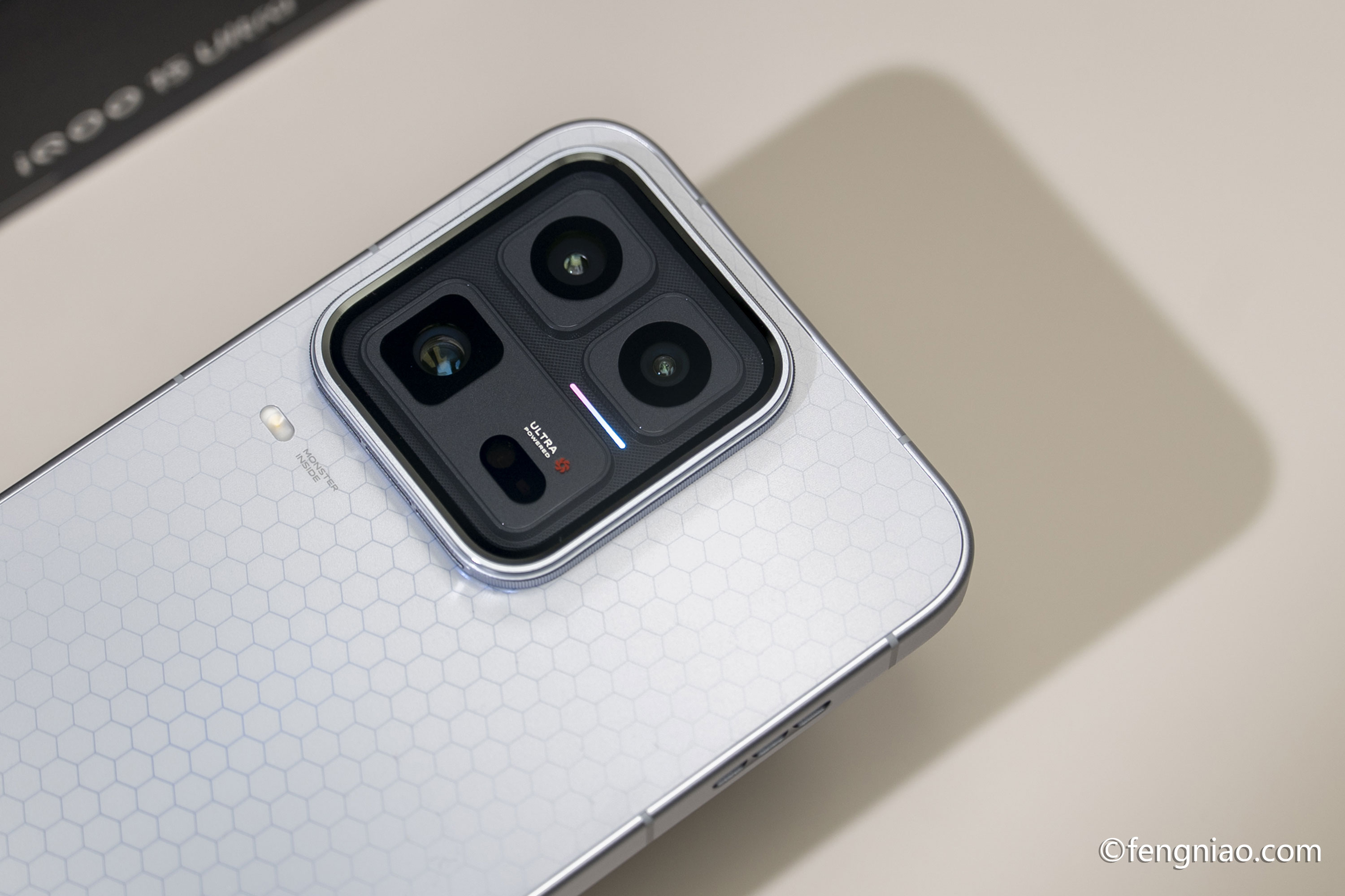 һ��רΪ������Ϸ�����ġ�Ultra���콢 iQOO 15 Ultra����