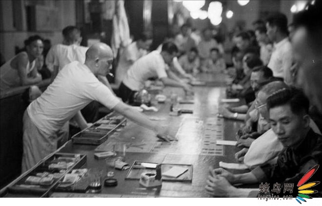 美《LIFE》杂志老照片:1949年澳门赌博色情业