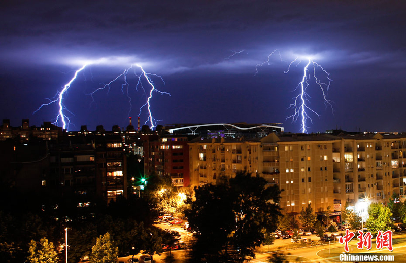 塞尔维亚首都上“闪电袭城”壮观景象