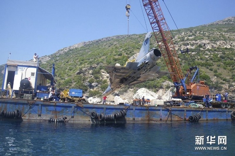 高清图：希腊潜水员打捞坠海幻影2000战机