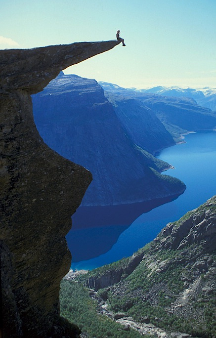 心惊胆战 探险挪威“巨人之舌”岩石