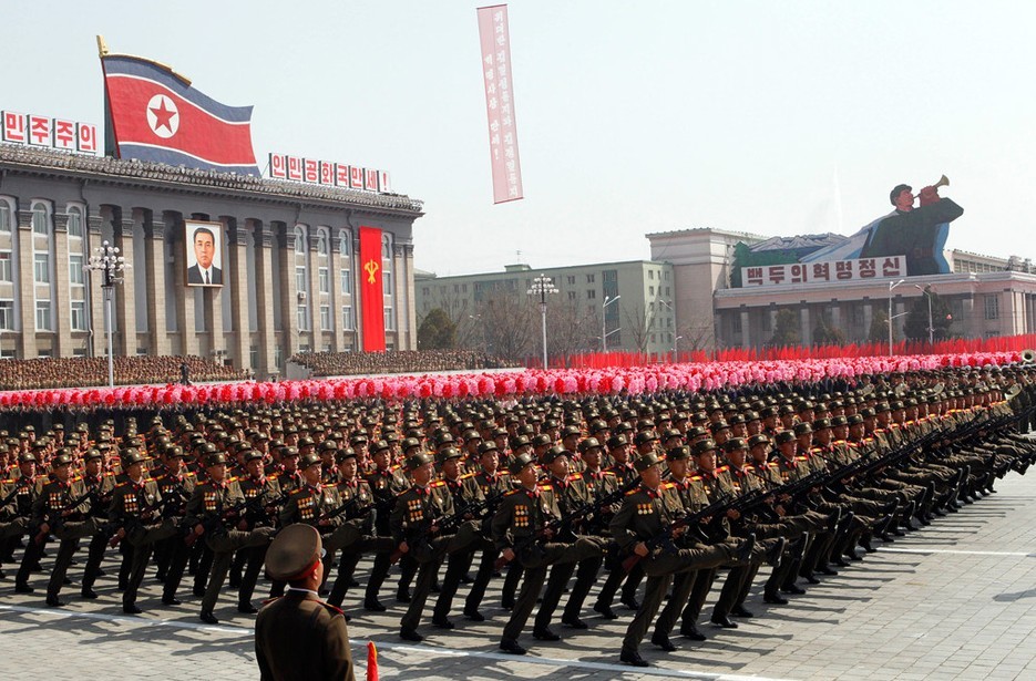 朝鲜举行阅兵式纪念金日成诞辰百年