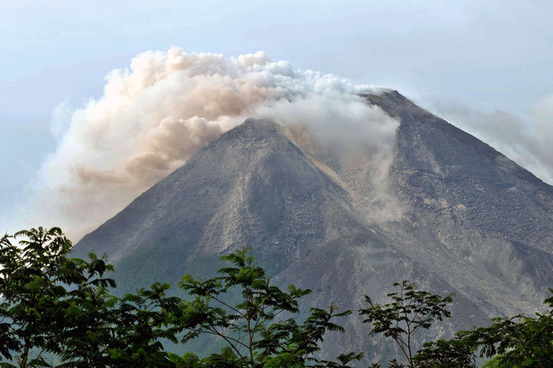 印尼默拉皮火山喷发一人死亡