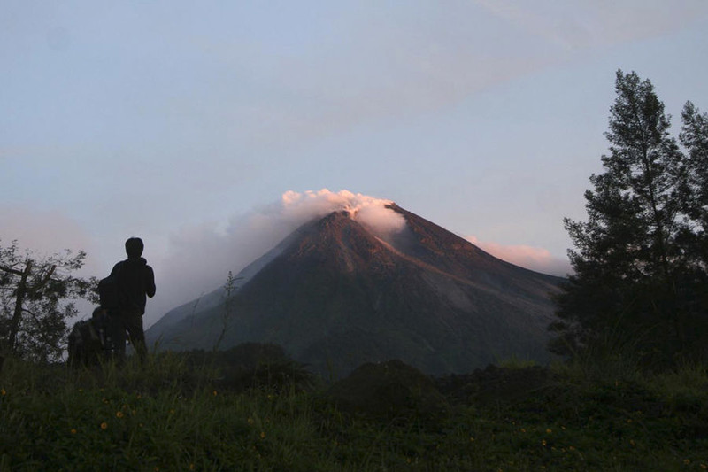 印尼默拉皮火山喷发一人死亡