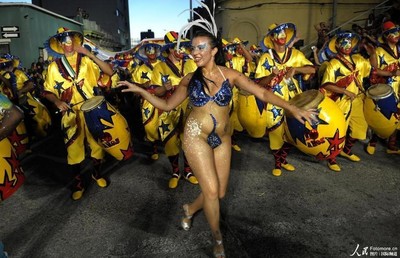 拉圭重味美女亮相民族狂欢节