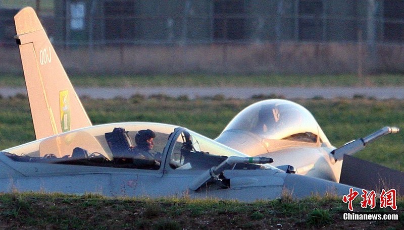 英国女飞行员驾驶台风战机参与利比亚行动
