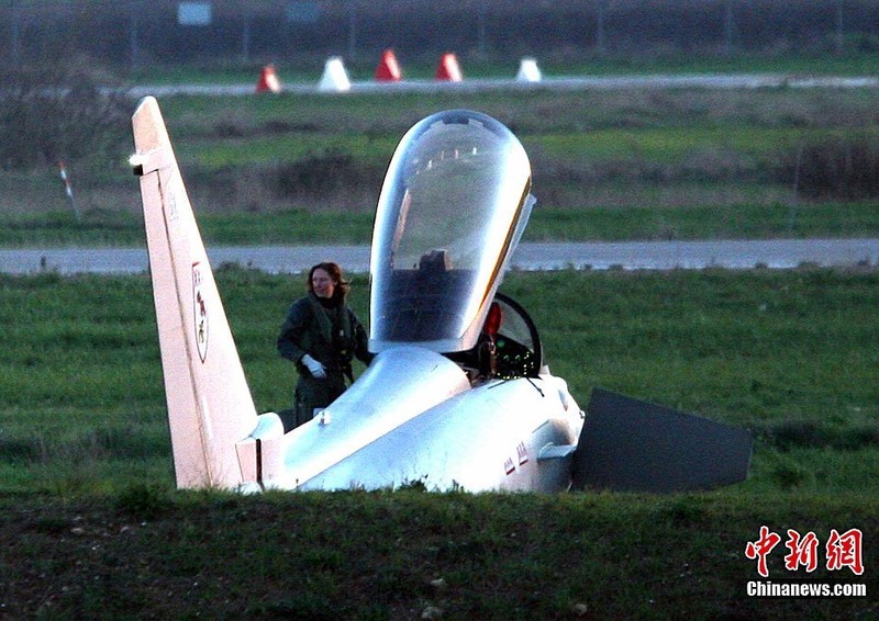英国女飞行员驾驶台风战机参与利比亚行动