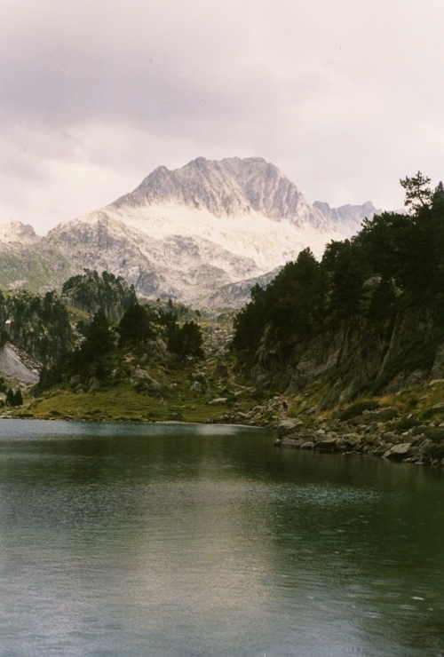 山区湖边的静谧生活 摄影：Adrià Ca