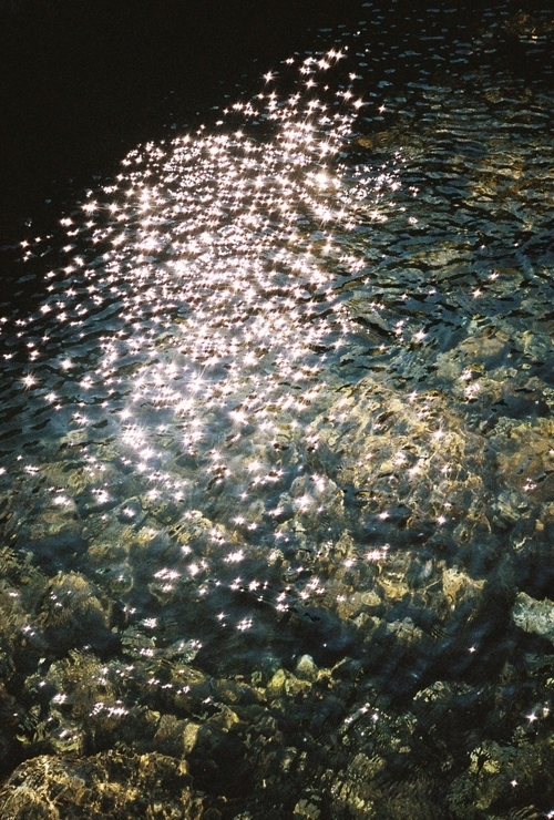 山区湖边的静谧生活 摄影：Adrià Ca