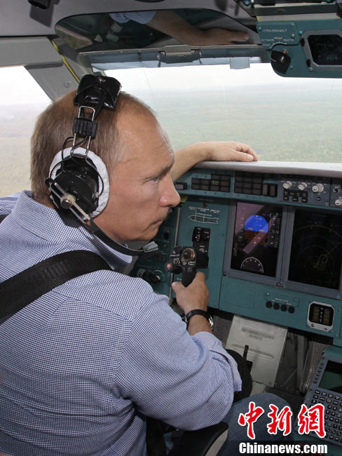 俄总理普京亲驾飞机重灾区扑火