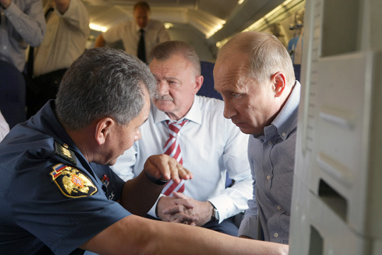 俄总理普京亲驾飞机重灾区扑火