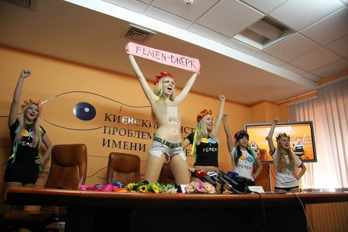 FEMEN美女雪地半裸抗议