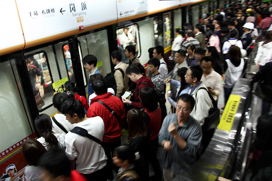 广州免费乘车首日公交地铁挤爆