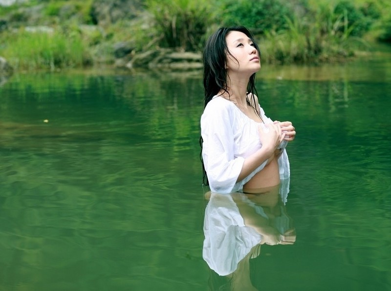 出水芙蓉 性感女神阿朵的水中写真