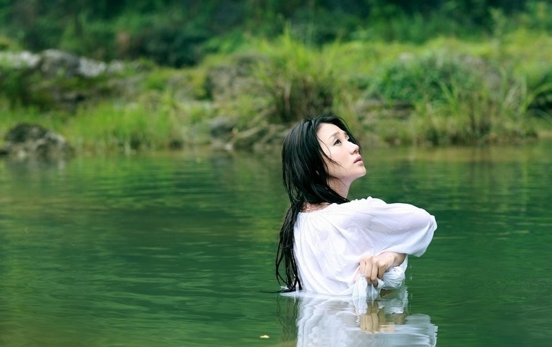 出水芙蓉 性感女神阿朵的水中写真