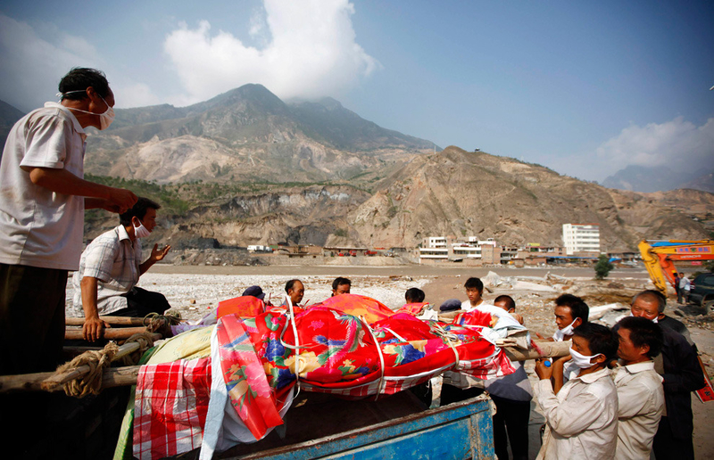 外国通讯社拍摄的舟曲救灾照片