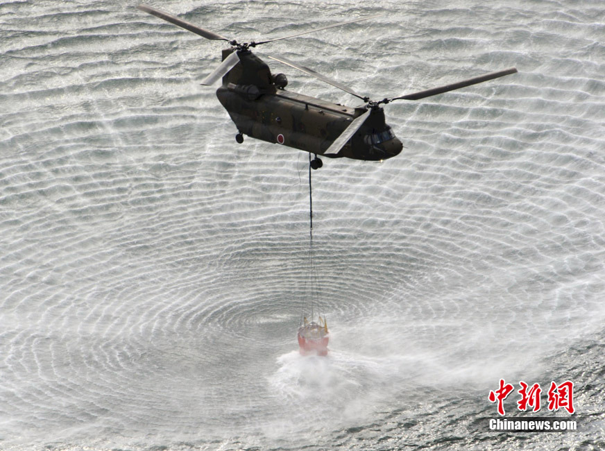 直升机开始向福岛第一核电站三号机组注水