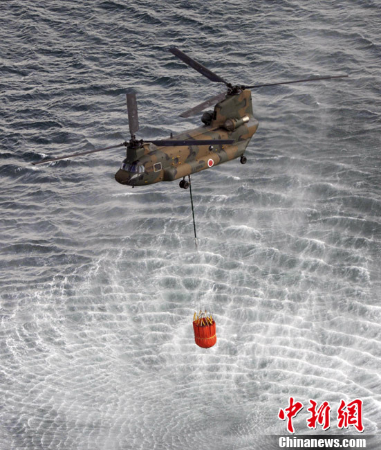 直升机开始向福岛第一核电站三号机组注水