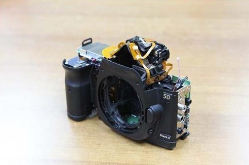 佳能5D II网友暴力拆解，改装成摄像机