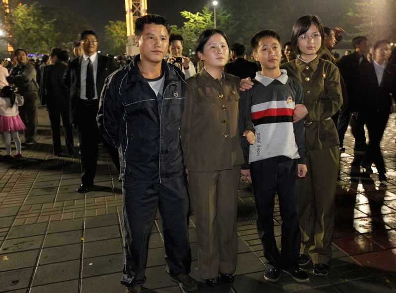 朝鲜群众欢度劳动党建党65年“黄金周”