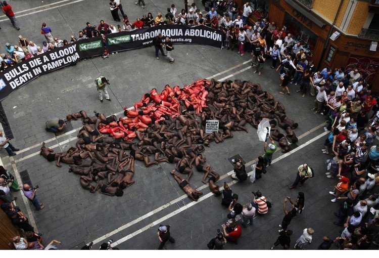 西班牙民众半裸成流血公牛抗议奔牛节