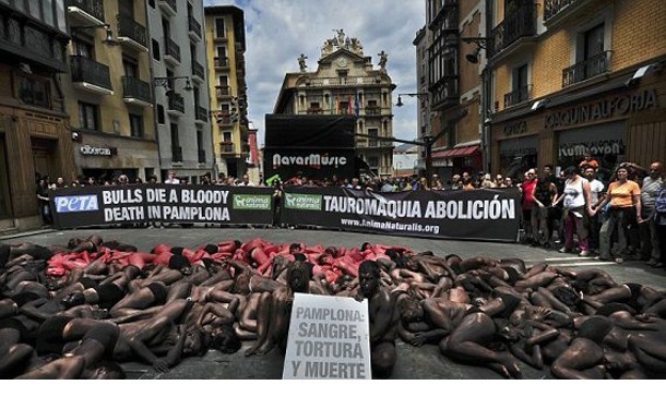 西班牙民众半裸成流血公牛抗议奔牛节