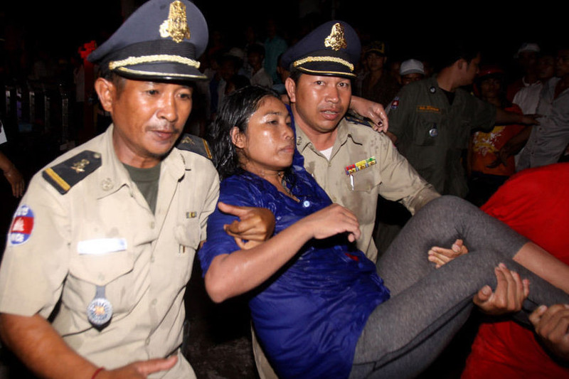 柬埔寨发生严重踩踏事故致345人死亡